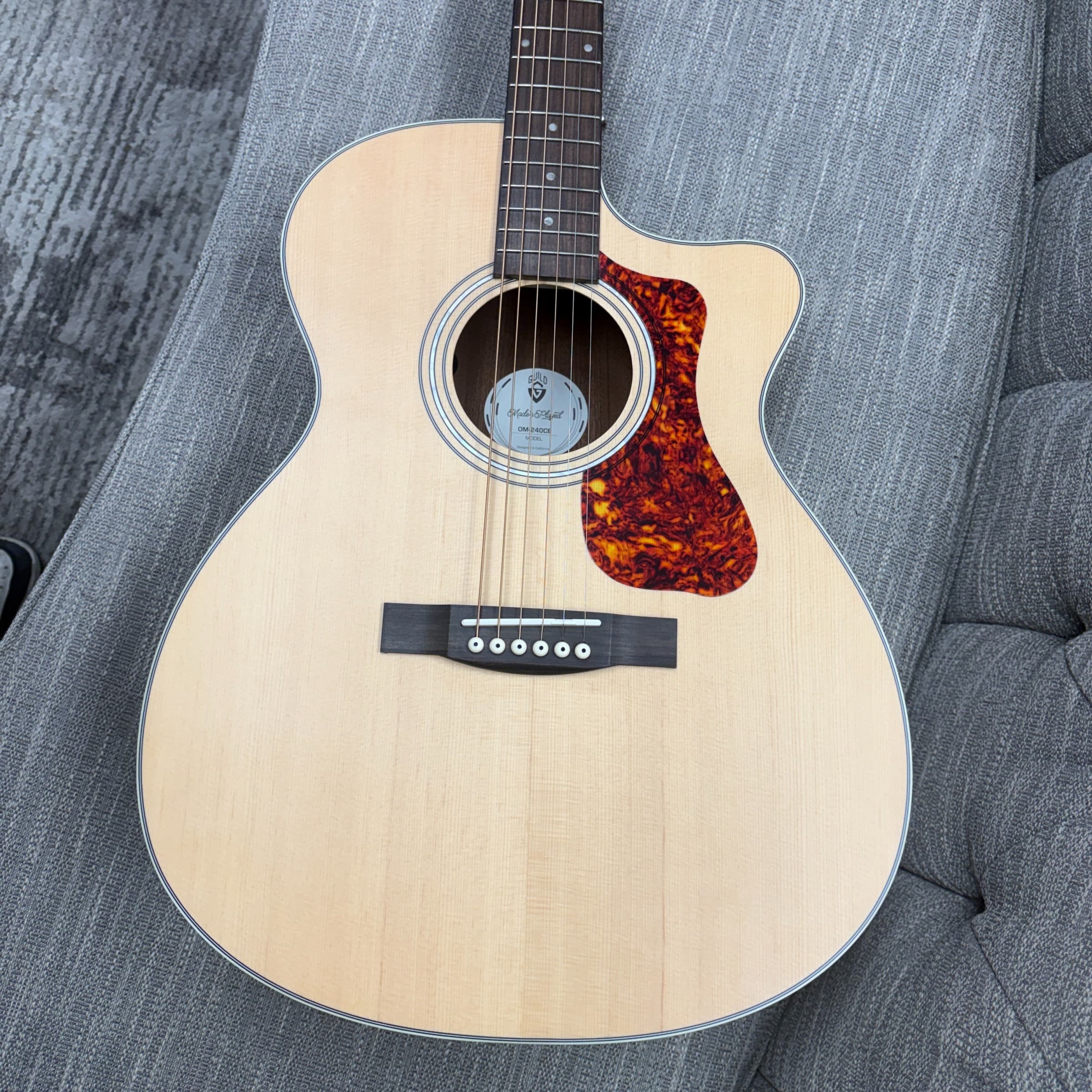 Guild OM240CE Natural