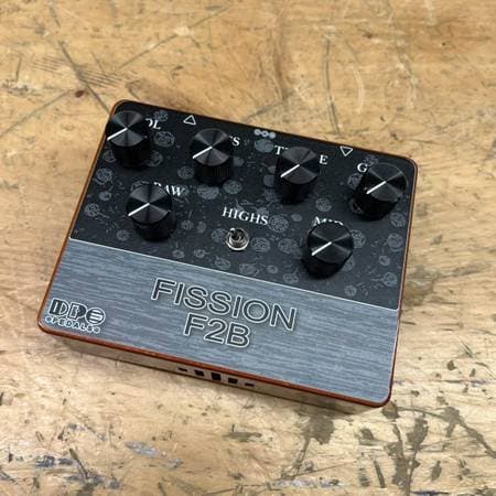 DPE Fission F2B Tube Preamp Guitar Pedal w/Carrying Bag