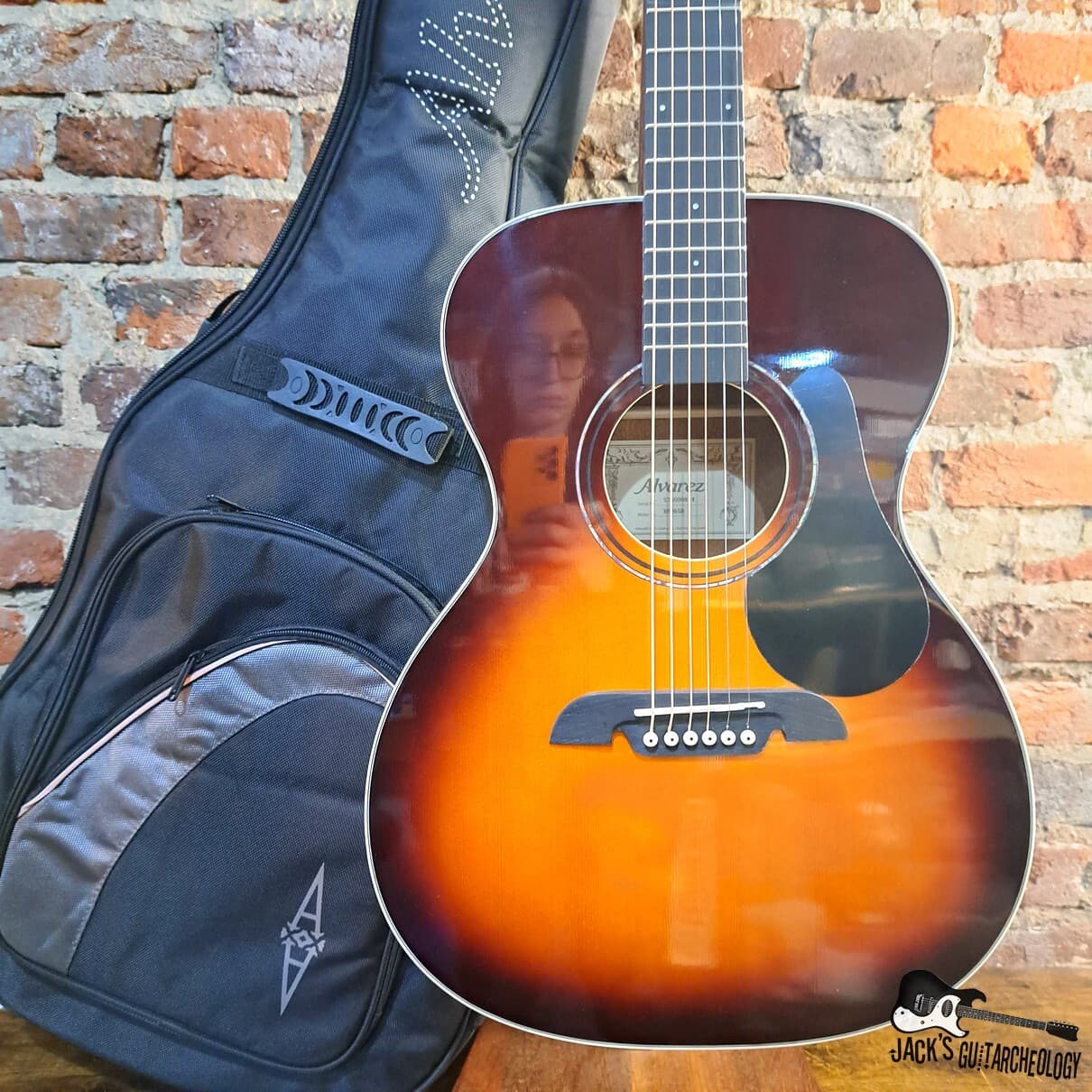 Alvarez Regent Folk/OM Acoustic Guitar w/ Deluxe GB (2026 - Sunburst)
$325.00
