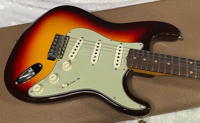 NEW ! Fender Vintage Custom 1959 Stratocaster Gloss NOS Lacquer Finish - AAA Rosewood Fingerboard - Chocolate 3-Color Sunburst - Authorized Dealer - 7.4lbs - G07641
