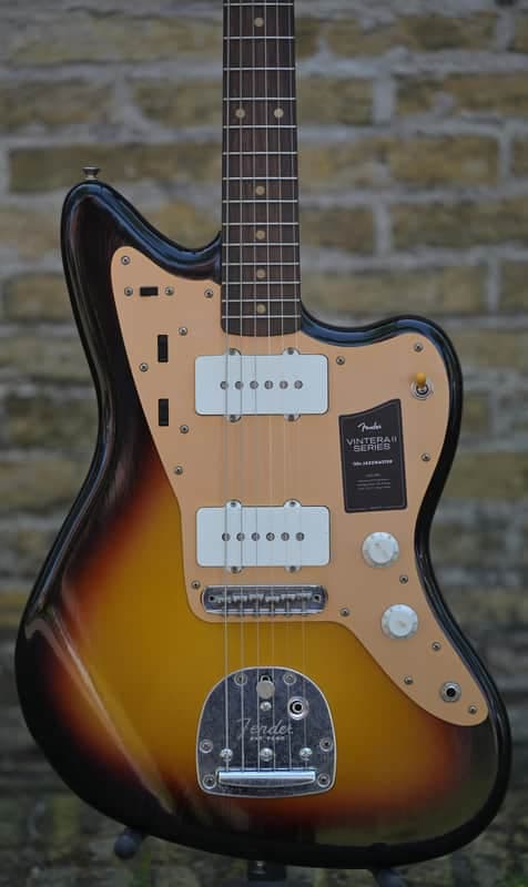 Fender Limited Edition Vintera II Road Worn 50s Jazzmaster- 3-Color Sunburst(1)
