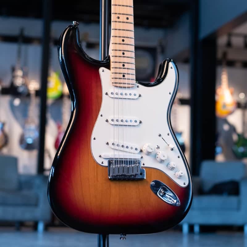 Fender American Series VG Stratocaster with Maple Fretboard 2007 - 2009 - 3-Color Sunburst
